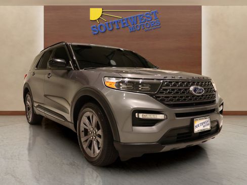 Used 2023 Ford Explorer XLT w/ Equipment Group 202A image 5