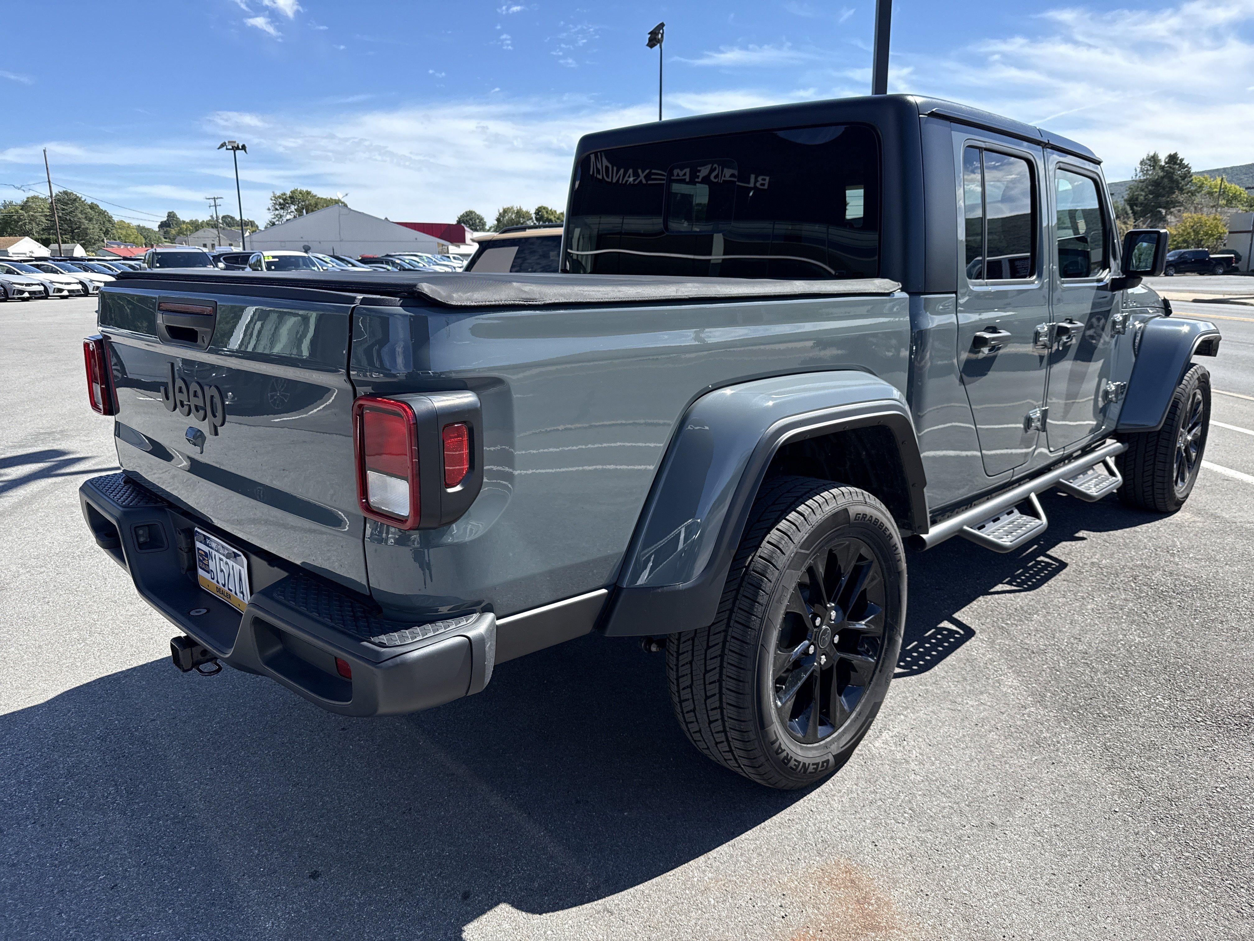 Used 2025 Jeep Gladiator Sport AWD/4WD image 3