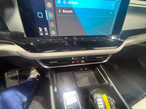 Used 2024 Volkswagen Atlas Cross Sport SEL Premium R-Line image 31