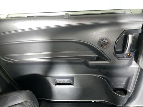 Used 2025 Toyota Sienna Limited AWD/4WD image 20