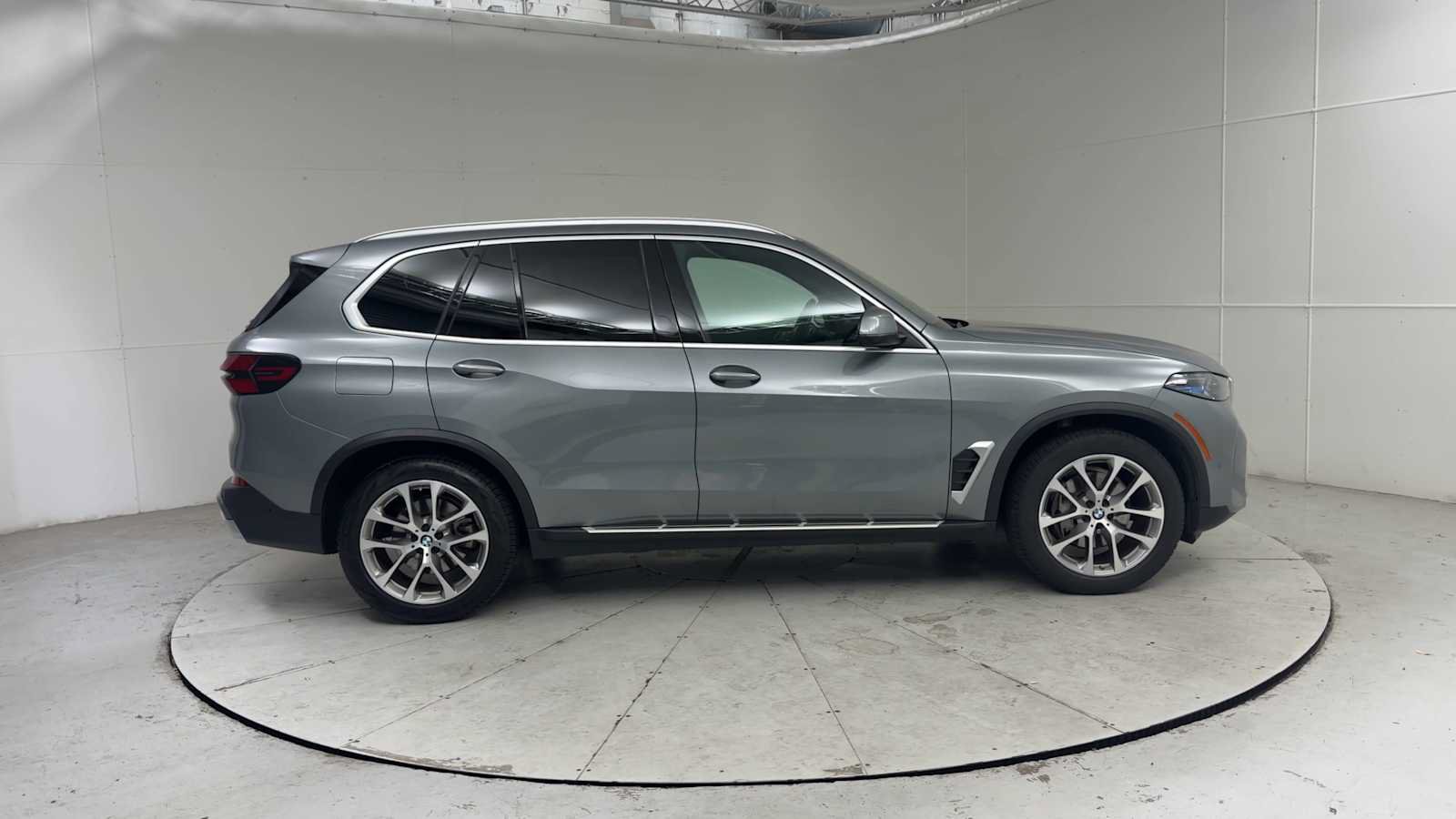 Used 2024 BMW X5 xDrive40i w/ Premium Package AWD/4WD image 9