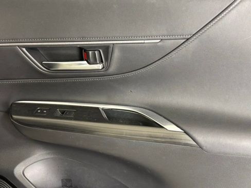 Used 2021 Toyota Venza XLE image 26