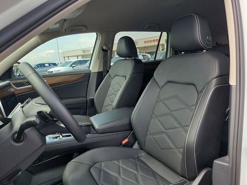 Used 2025 Volkswagen Atlas SE AWD/4WD image 12