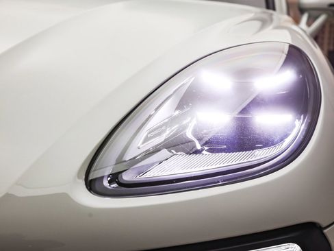 Certified 2025 Porsche Macan image 11