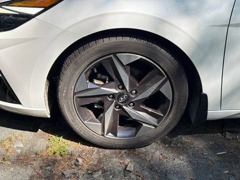 Certified 2023 Hyundai Elantra Limited FWD image 5