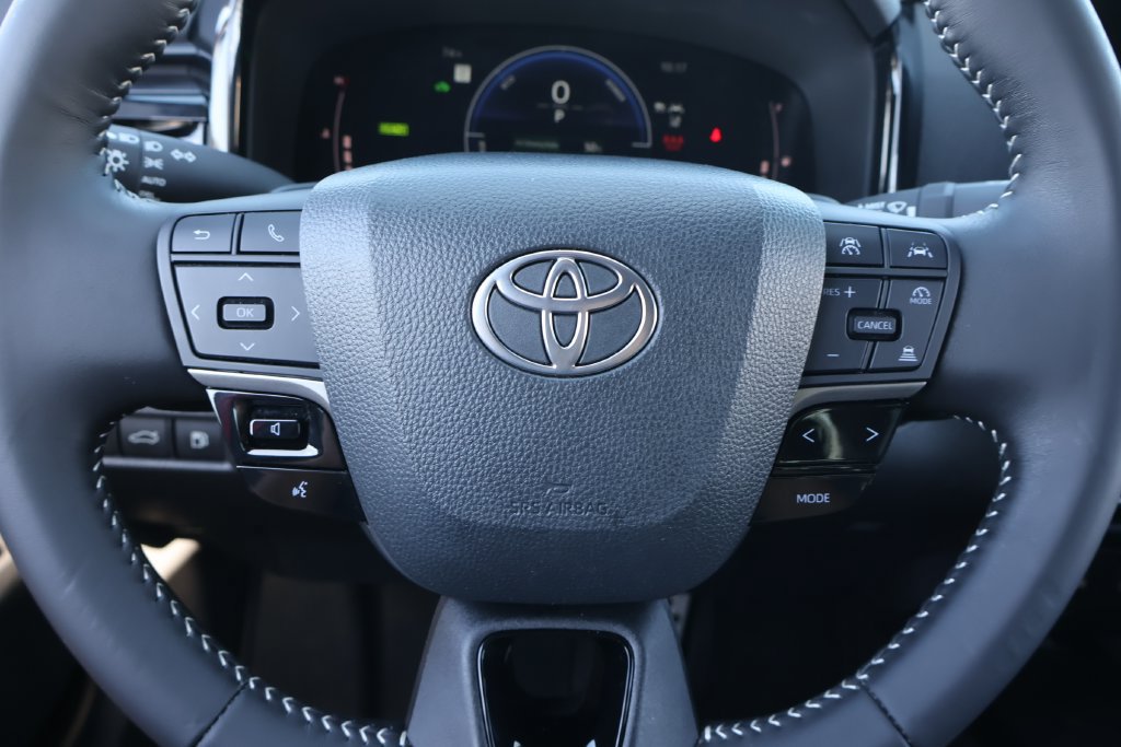Used 2025 Toyota Camry SE w/ Convenience Package FWD image 17