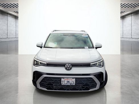 Certified 2025 Volkswagen Taos SE FWD image 4