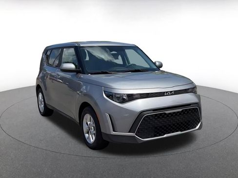 Used 2025 Kia Soul LX w/ LX Technology Package FWD image 2