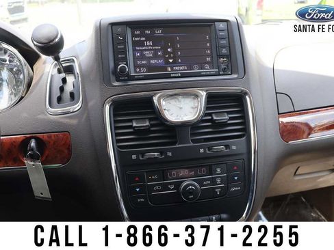 Used 2016 Chrysler Town & Country Touring FWD image 32