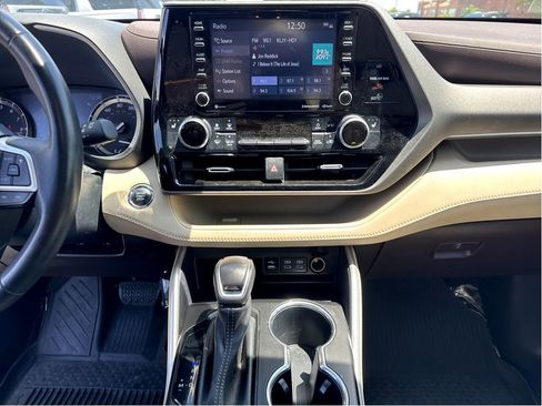 Used 2022 Toyota Highlander XLE AWD/4WD image 20