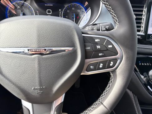 New 2026 Chrysler Pacifica Limited image 22