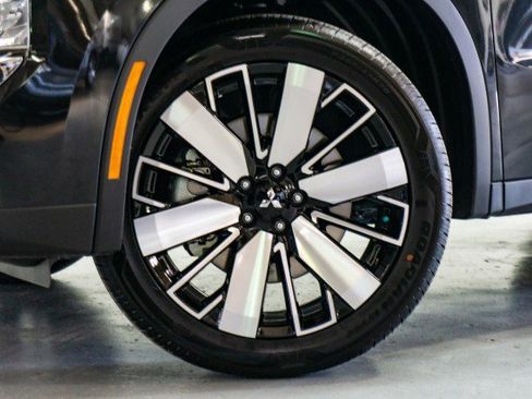 New 2025 Mitsubishi Outlander SE image 3