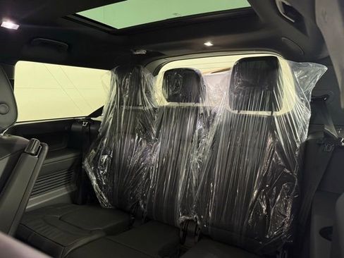 New 2026 Land Rover Defender 130 X-Dynamic SE image 18