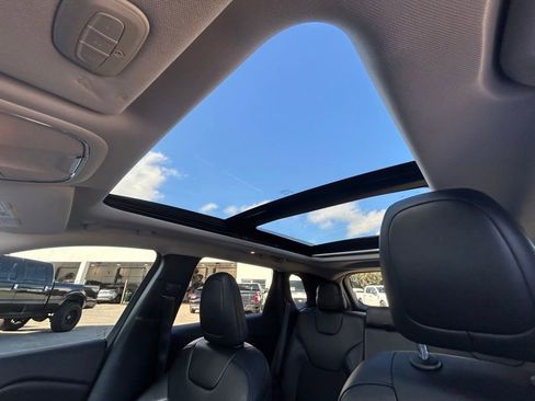 Used 2020 Jeep Cherokee Latitude Plus w/ Comfort/Convenience Group image 11