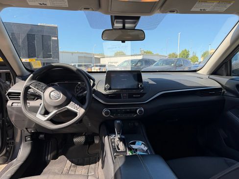 Used 2022 Nissan Altima 2.5 SV FWD image 11