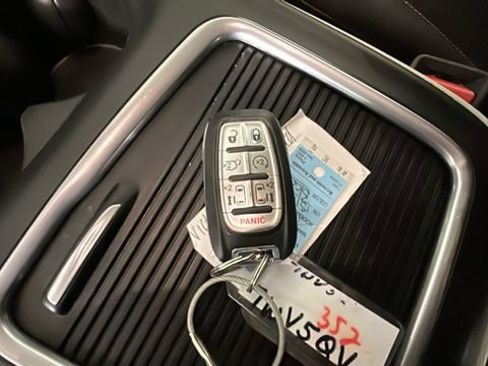 Used 2024 Chrysler Pacifica Touring-L FWD image 20