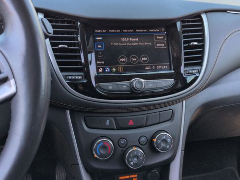 Used 2022 Chevrolet Trax LT w/ LT Convenience Package image 13