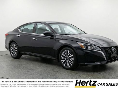 Used 2025 Nissan Altima 2.5 SV image 1
