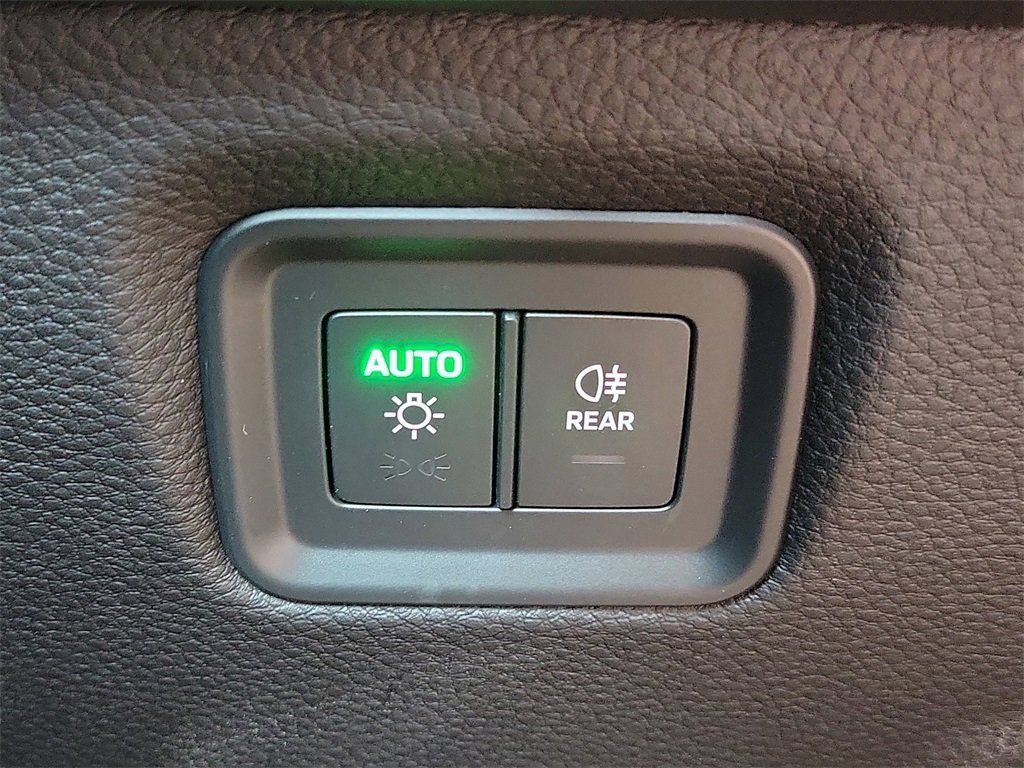 Certified 2025 Porsche Cayenne AWD/4WD image 34