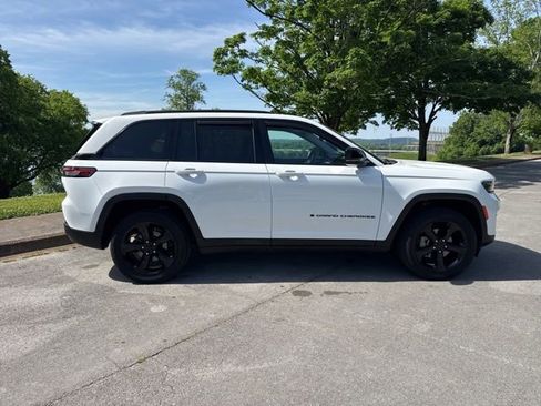 Used 2024 Jeep Grand Cherokee Limited w/ Black Appearance Package AWD/4WD image 8