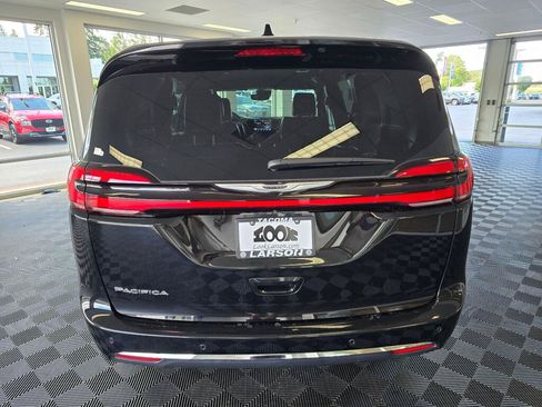 Used 2025 Chrysler Pacifica Select FWD image 4
