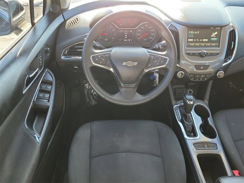Used 2018 Chevrolet Cruze LT image 11