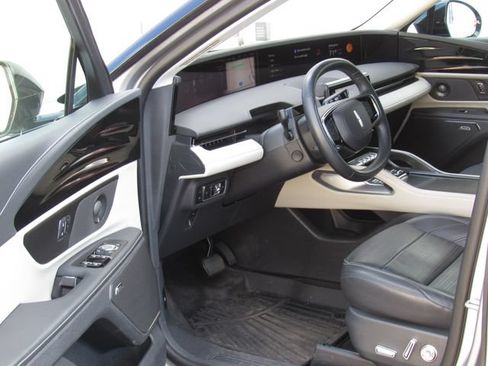 Used 2024 Lincoln Nautilus Reserve w/ Equipment Group 202A AWD/4WD image 8