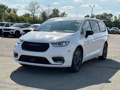 New 2026 Chrysler Pacifica Select image 3