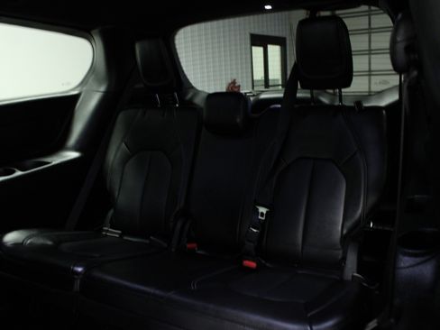 Used 2025 Chrysler Pacifica Select image 14