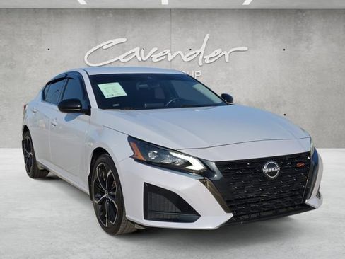 Used 2023 Nissan Altima 2.5 SR AWD/4WD image 2