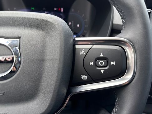 Used 2024 Volvo XC40 B5 Core image 16