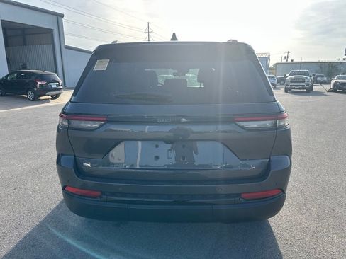 Used 2025 Jeep Grand Cherokee Altitude RWD image 7