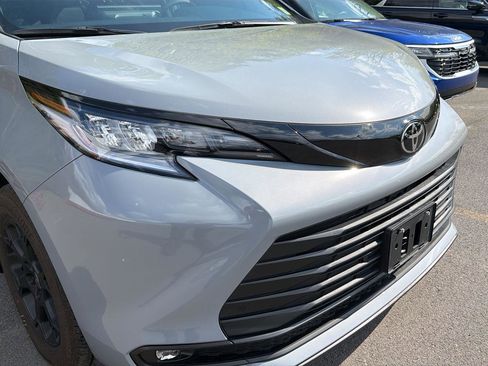 Used 2026 Toyota Sienna XLE Woodland Edition AWD/4WD image 4