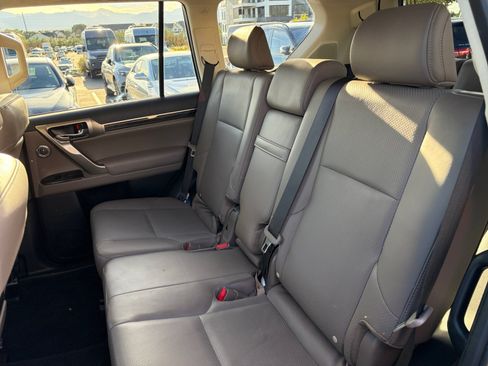 Used 2020 Lexus GX 460 Luxury w/ Accessory Package AWD/4WD image 21