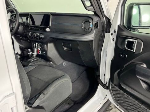 Used 2025 Jeep Wrangler Unlimited Rubicon 4xe w/ Convenience Group AWD/4WD image 30