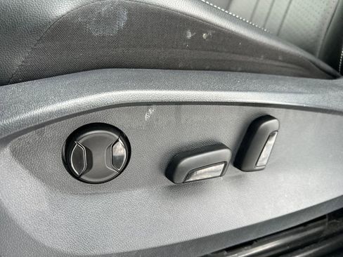 Used 2024 Volkswagen Tiguan SE image 4