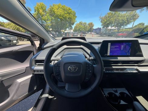 Used 2025 Toyota Prius LE FWD image 32