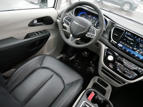 Used 2024 Chrysler Pacifica Touring-L image 9