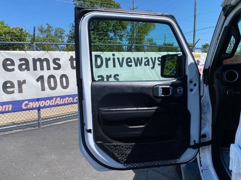Used 2018 Jeep Wrangler Unlimited Sahara AWD/4WD image 14