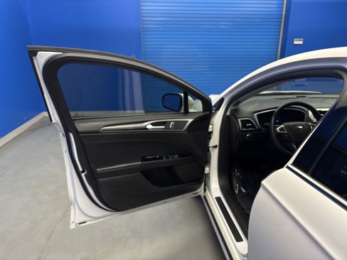 Used 2015 Ford Fusion SE w/ Equipment Group 201A FWD image 9