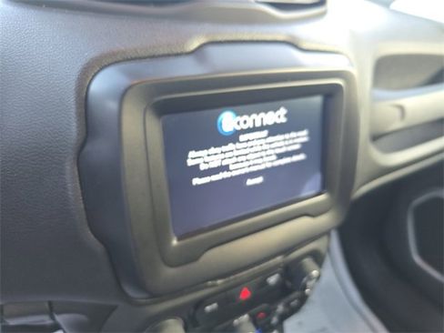 Used 2018 Jeep Renegade Latitude image 19