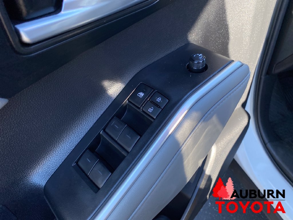 Used 2024 Toyota Highlander XLE AWD/4WD image 10
