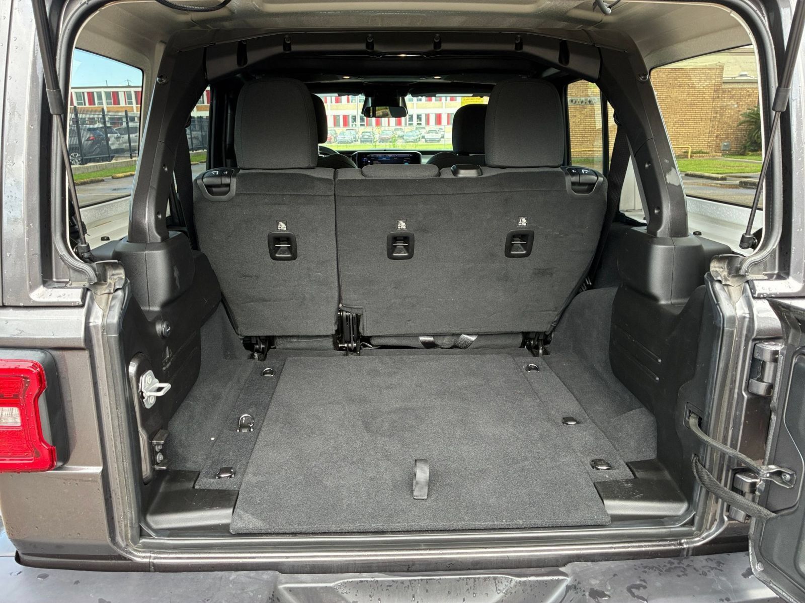 Used 2025 Jeep Wrangler Unlimited Sahara AWD/4WD image 30