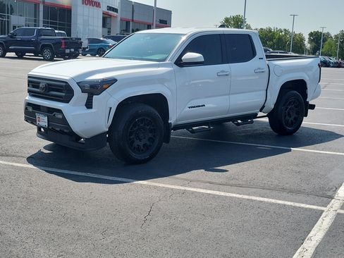 Certified 2025 Toyota Tacoma SR5 AWD/4WD image 3