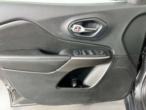 Used 2020 Jeep Cherokee Latitude Plus FWD image 25