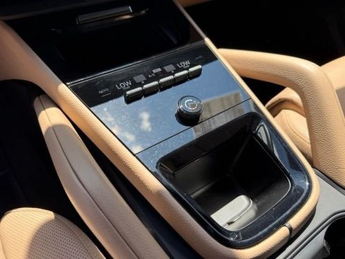 Used 2025 Porsche Cayenne AWD/4WD image 16