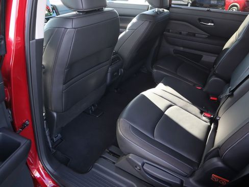 Used 2024 Nissan Pathfinder SL image 11