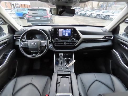 Used 2020 Toyota Highlander XLE image 18