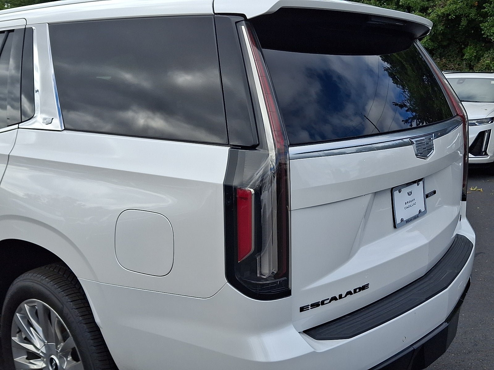 Used 2021 Cadillac Escalade Premium Luxury AWD/4WD image 12