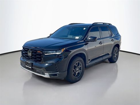 Used 2025 Honda Pilot TrailSport image 3